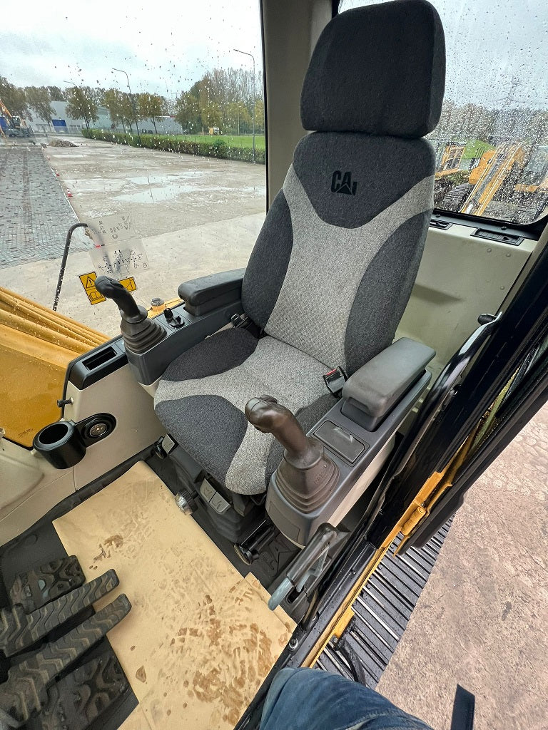 330C-L SN 0313 | Year: 2005 | Hours: 12,000