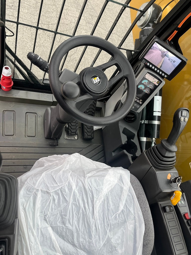 Steering wheel and dashboard of a Caterpillar MH 3022 Material Handler