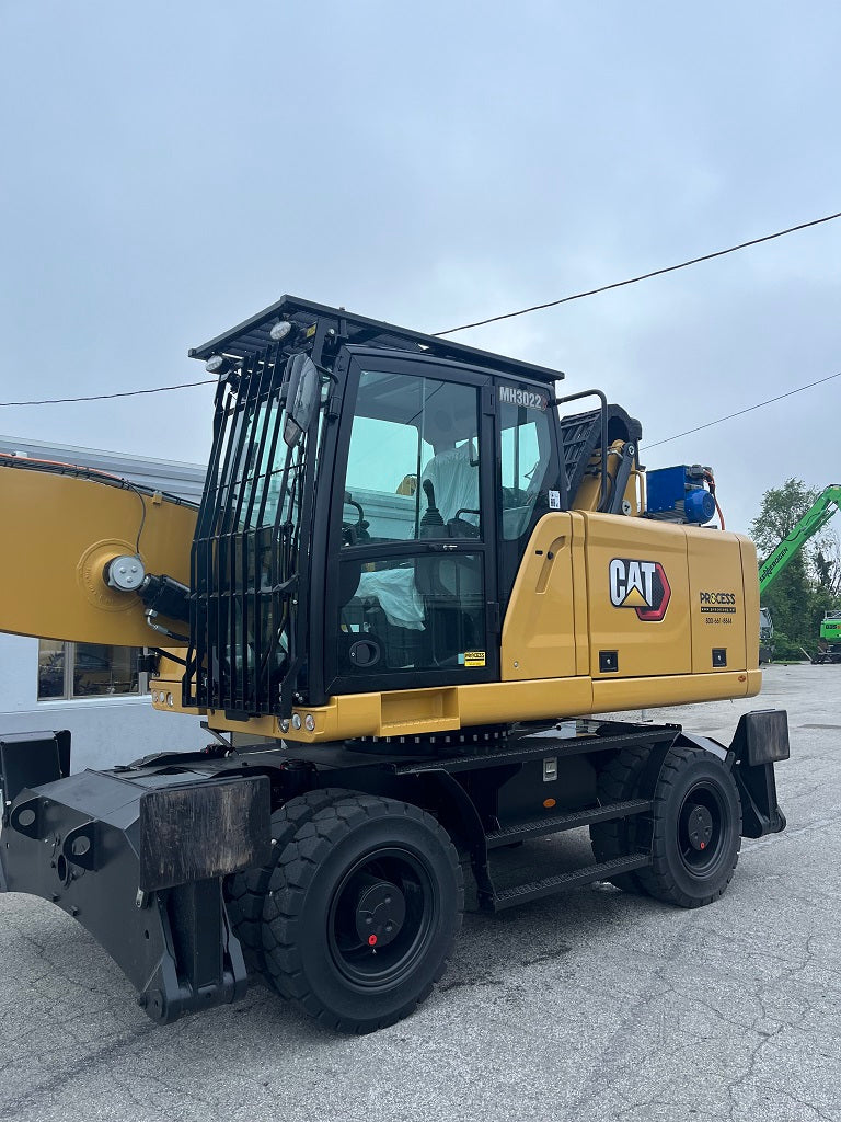 Caterpillar Material Handler MH 3022
with front cab guard on wheels