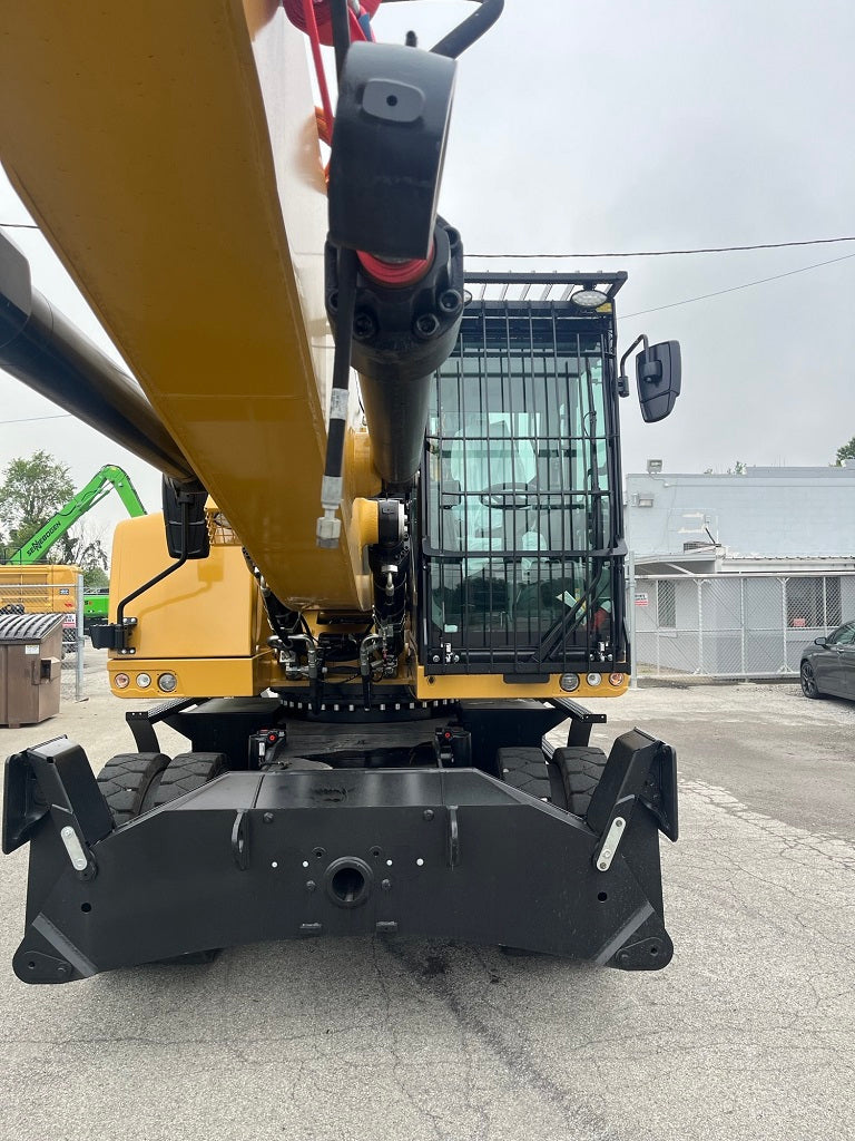 Front view of caterpillar material handler MH 3022