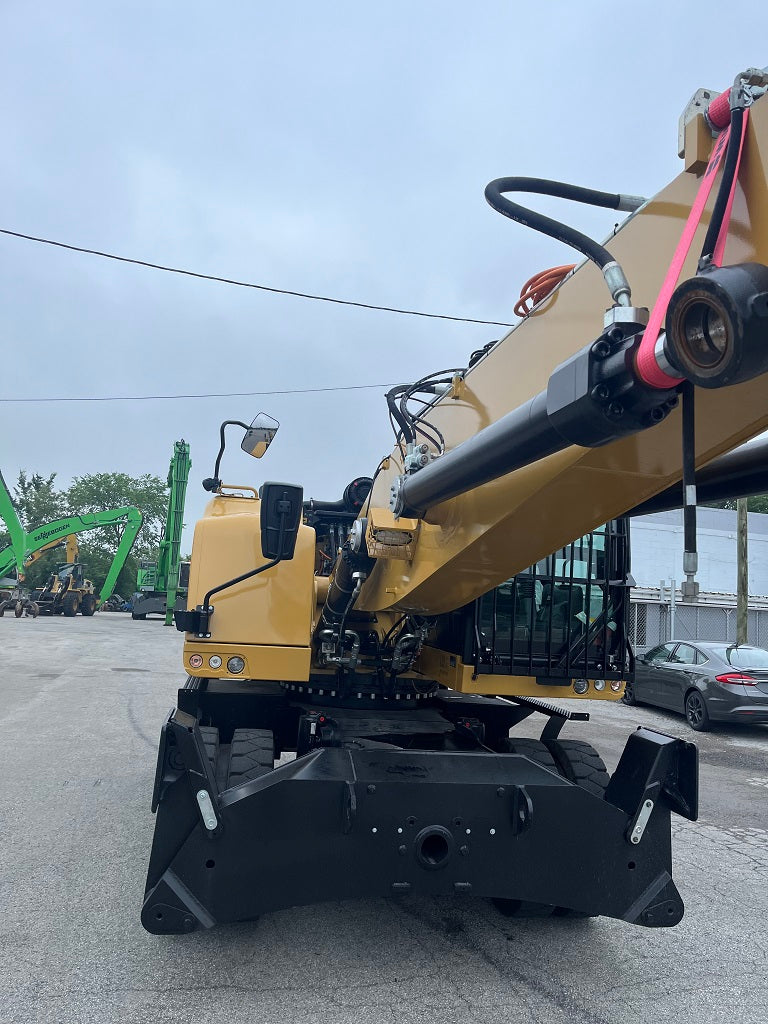 Front view of caterpillar material handler MH 3022