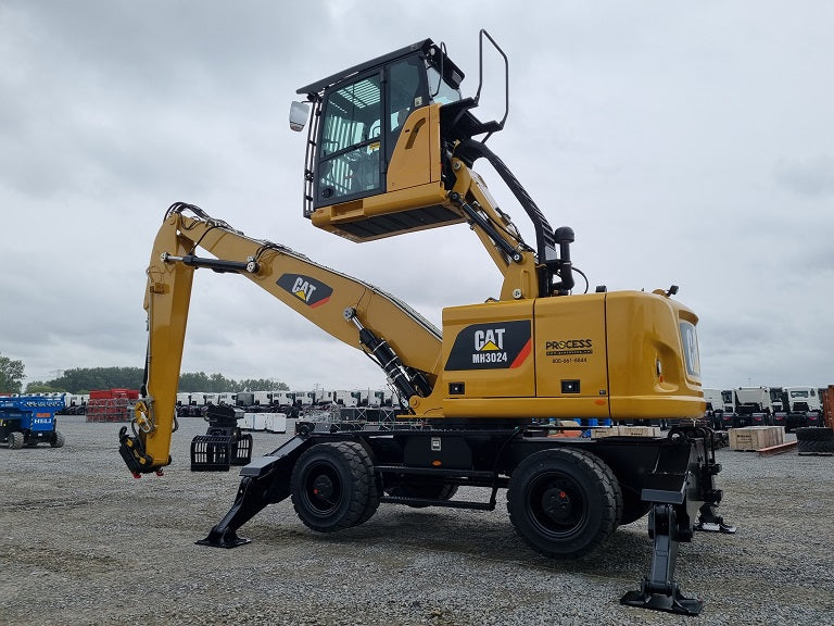 Caterpillar MH 3024 material handler with hydraulic elevating cab on solid tires with outriggers