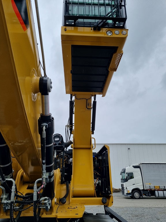 Caterpillar hydraulically elevated cab