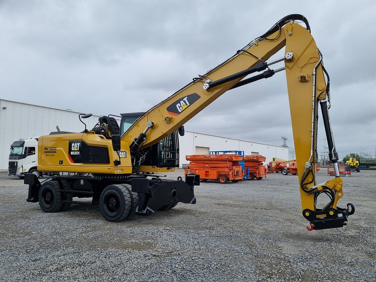 34' 2-piece boom and stick with bucket linkage on a Caterpillar MH 3024 material handler