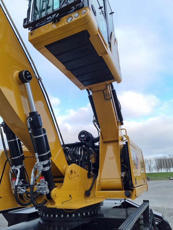 Caterpillar hydraulic elevating cab