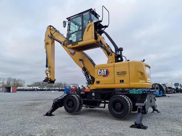 Caterpillar MH 3024 Material Handler with hydraulic elevating cab, bucket linkage and solid tires