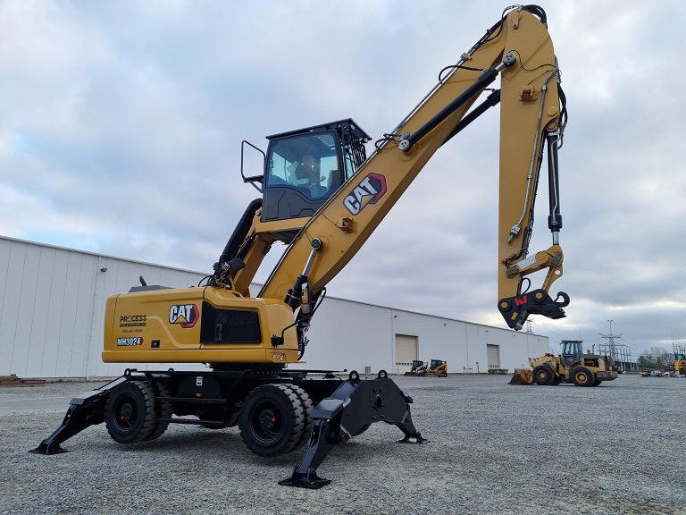 Caterpillar MH 3024 material handler with bucket linkage