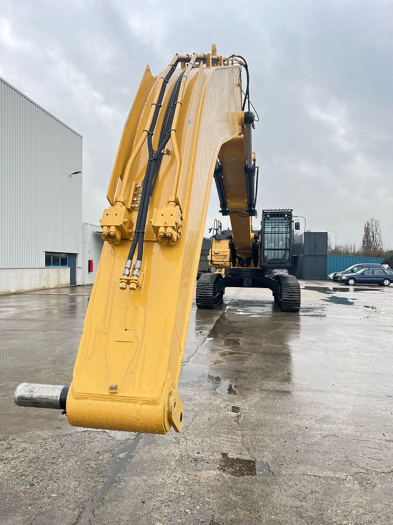Front view of Caterpillar MH 336F Material Handling stick