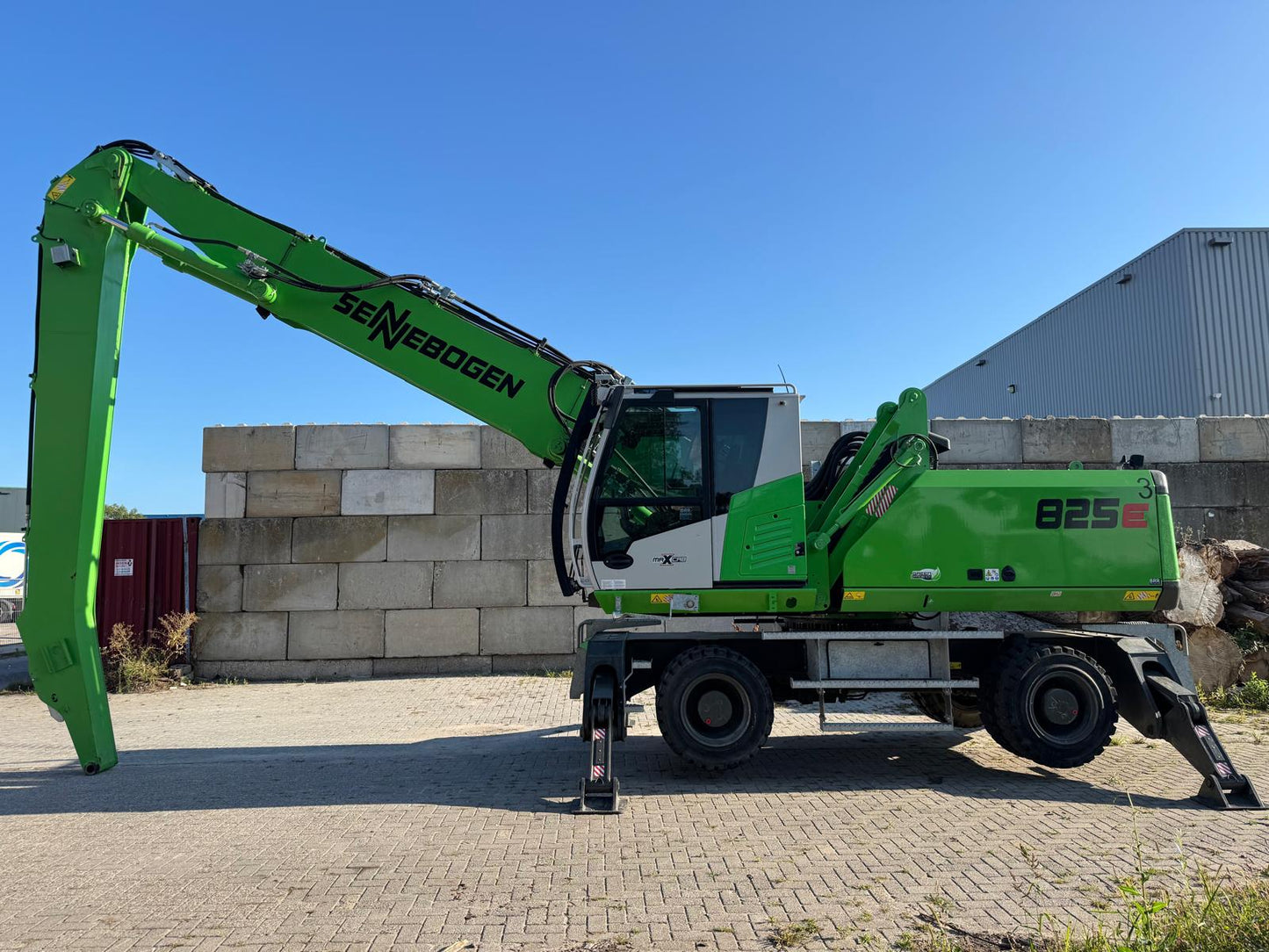 825M E SN 3906 | Year: 2023 | Hours: 739