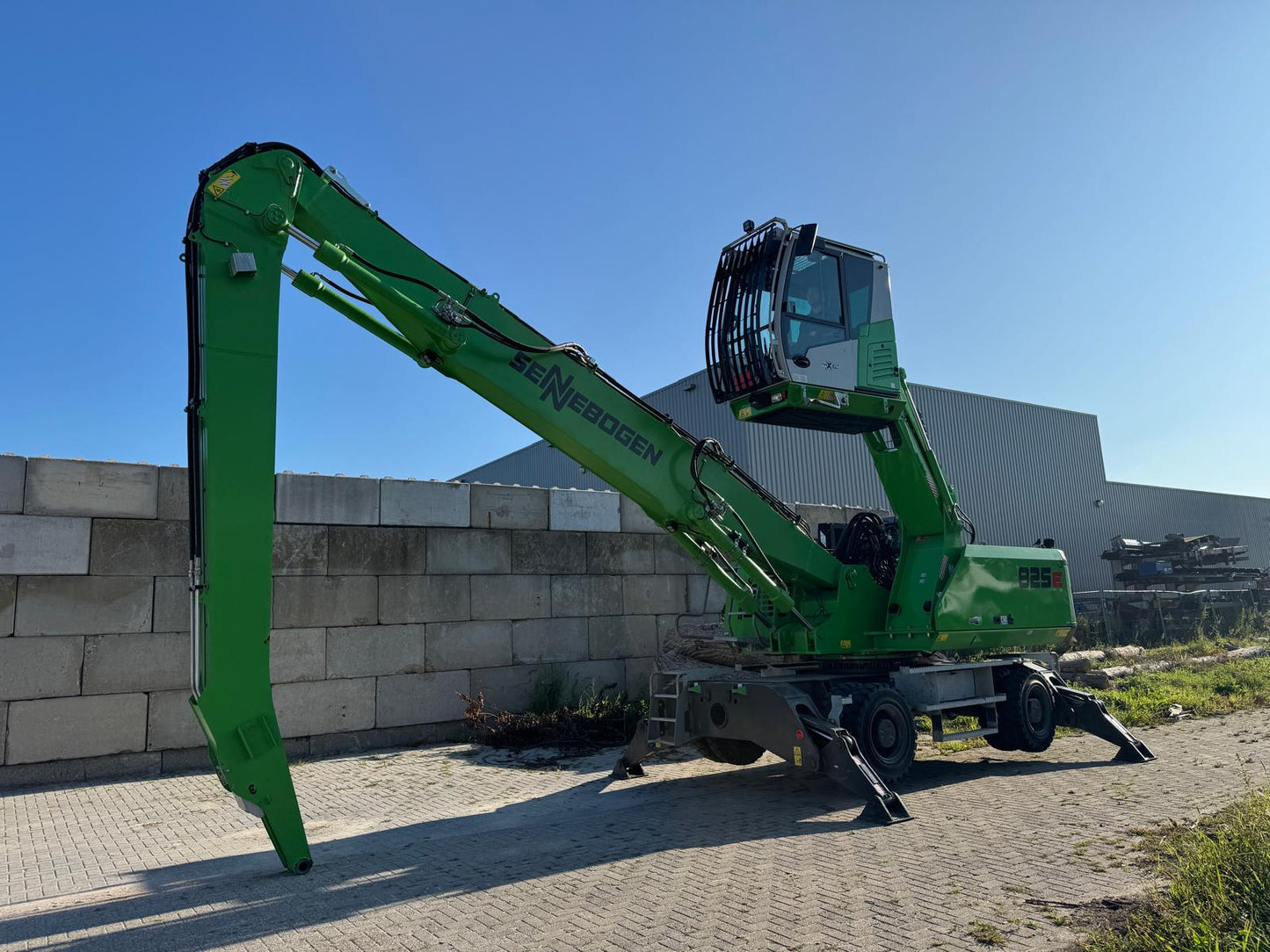 825M E SN 3906 | Year: 2023 | Hours: 739
