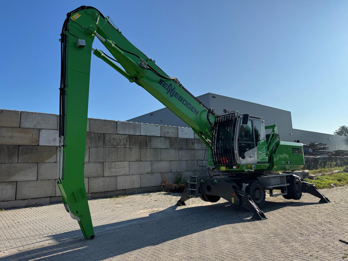 825M E SN 3906 | Year: 2023 | Hours: 739