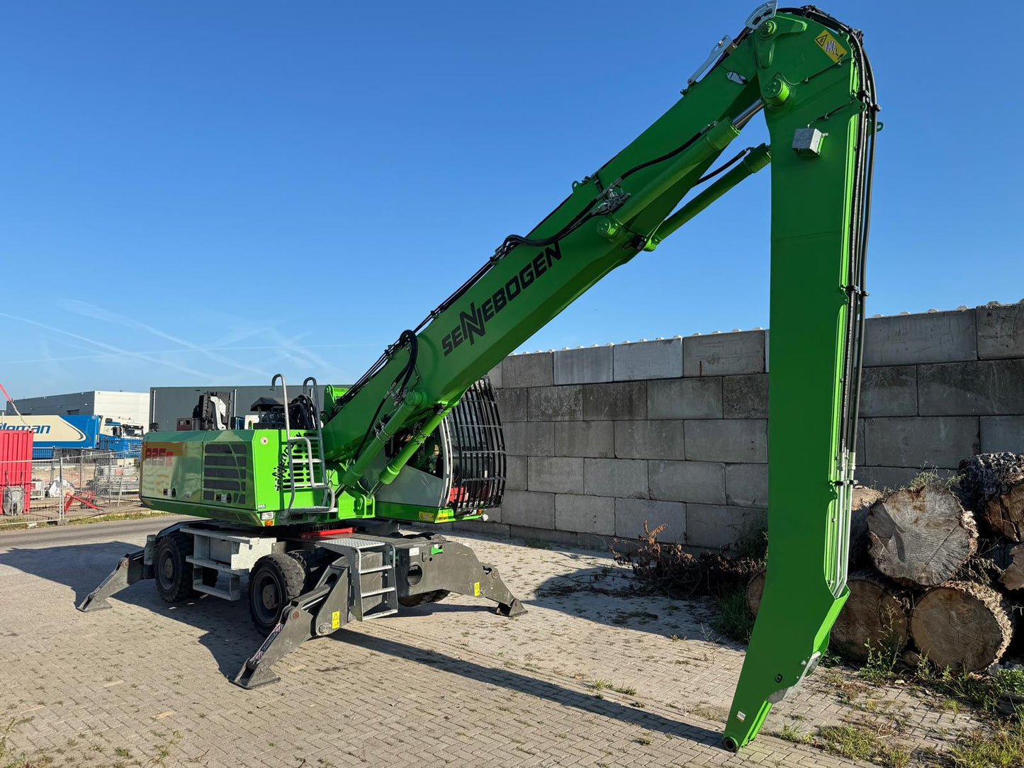 825M E SN 3906 | Year: 2023 | Hours: 739