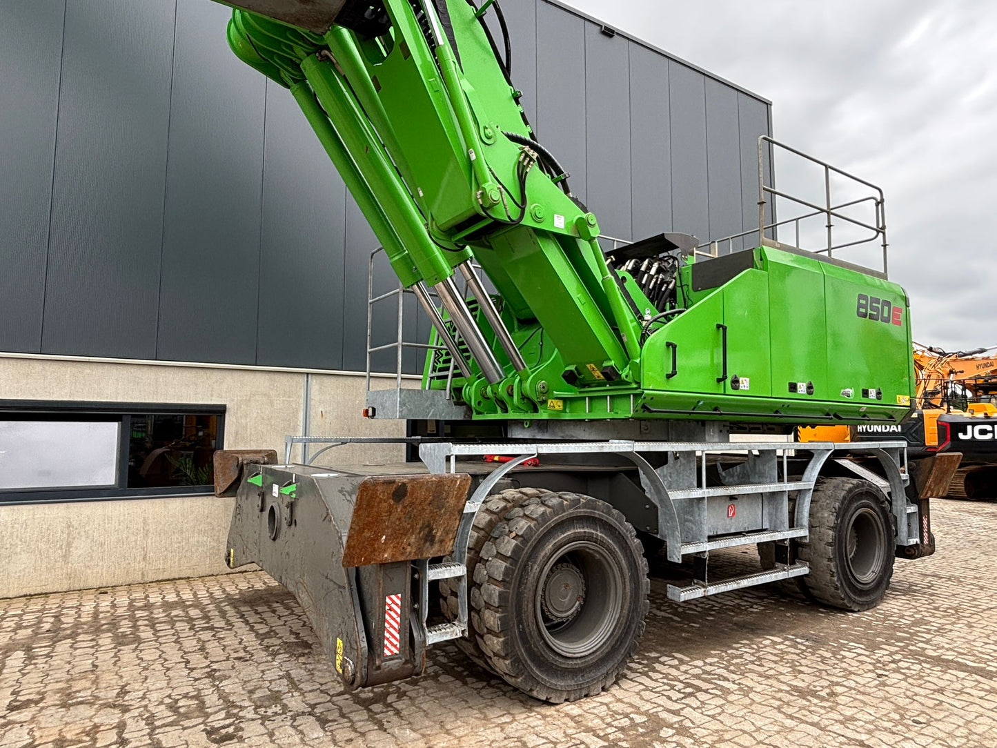 850 material handler on solid rubber tires