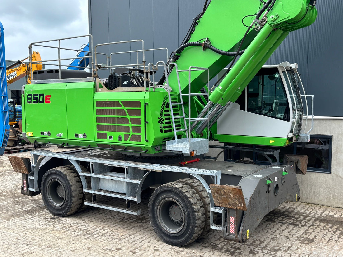 Sennebogen 850E material handler on tires