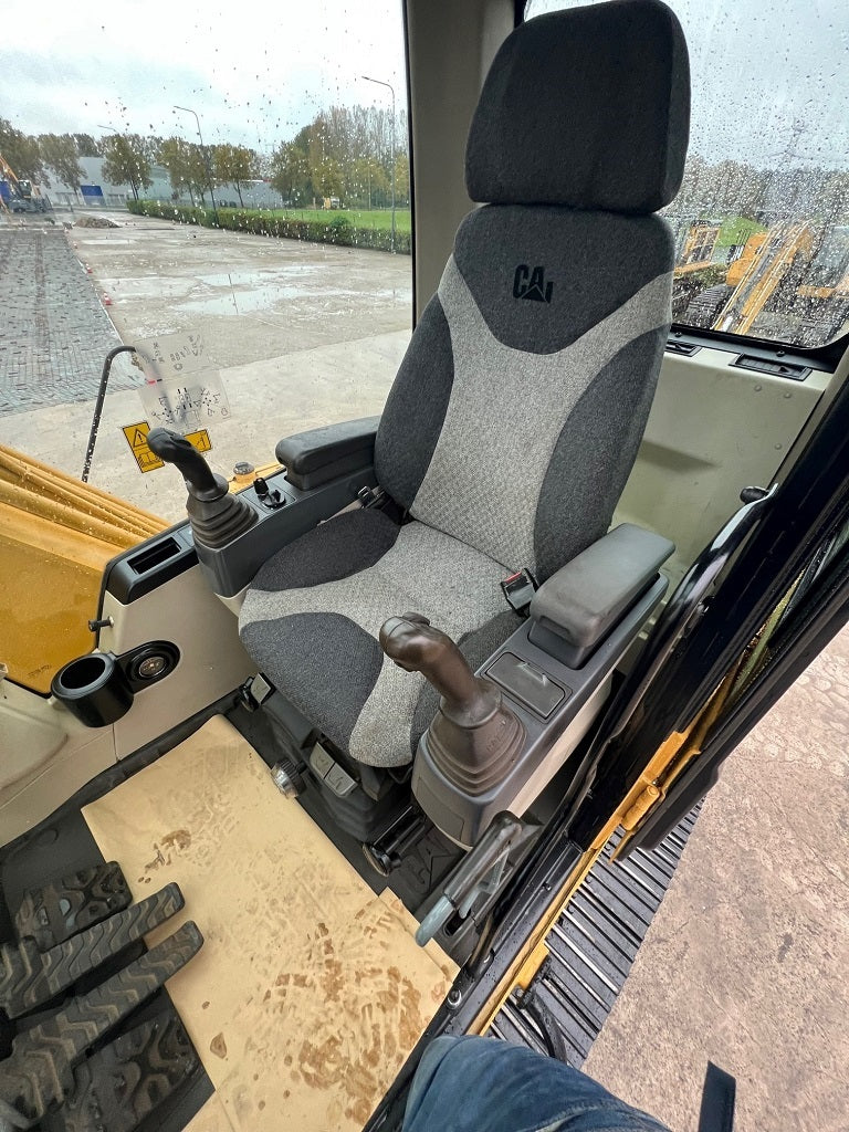330C-L SN 0313 | Year: 2005 | Hours: 12,000