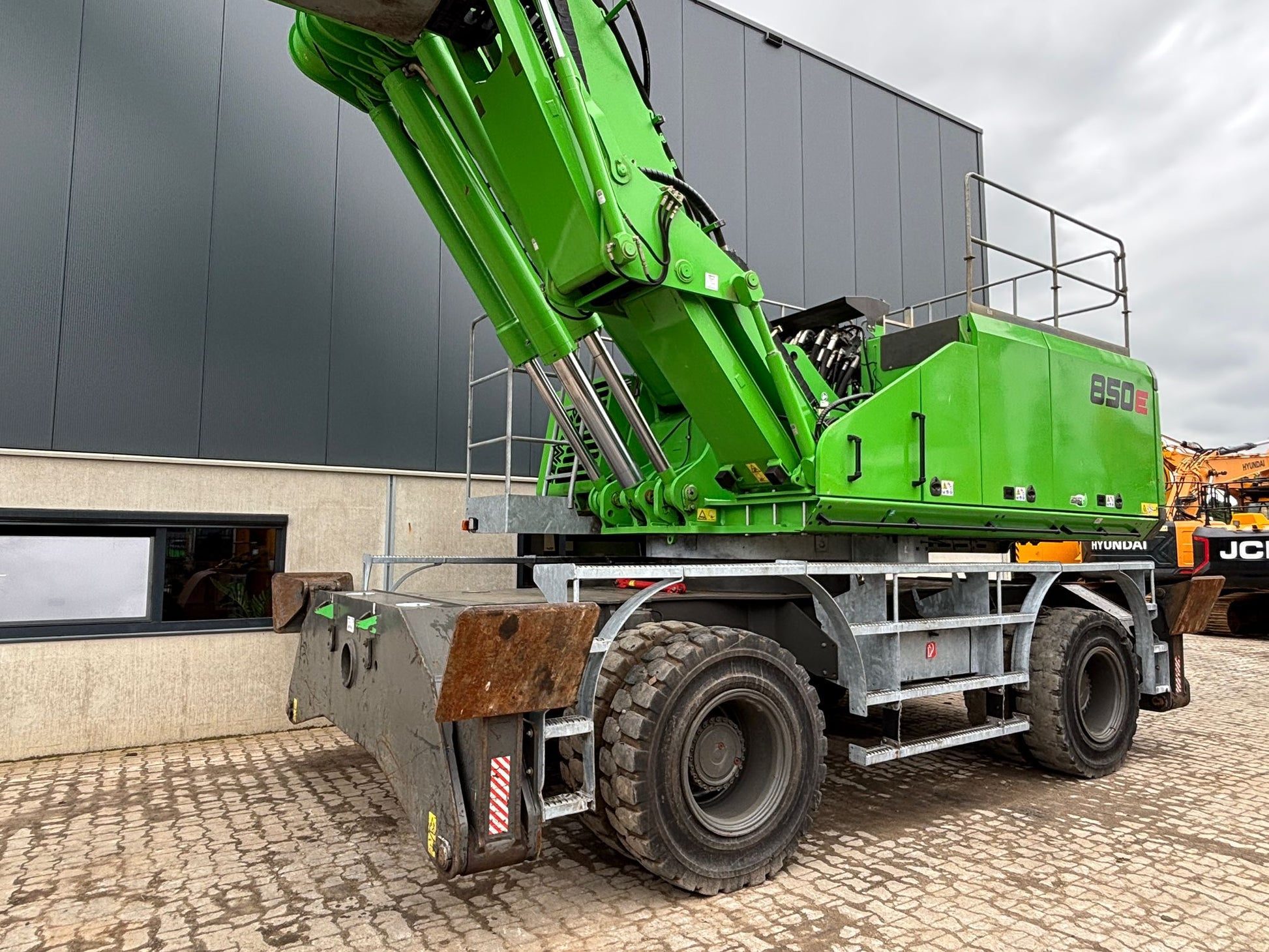 850 material handler on solid rubber tires 