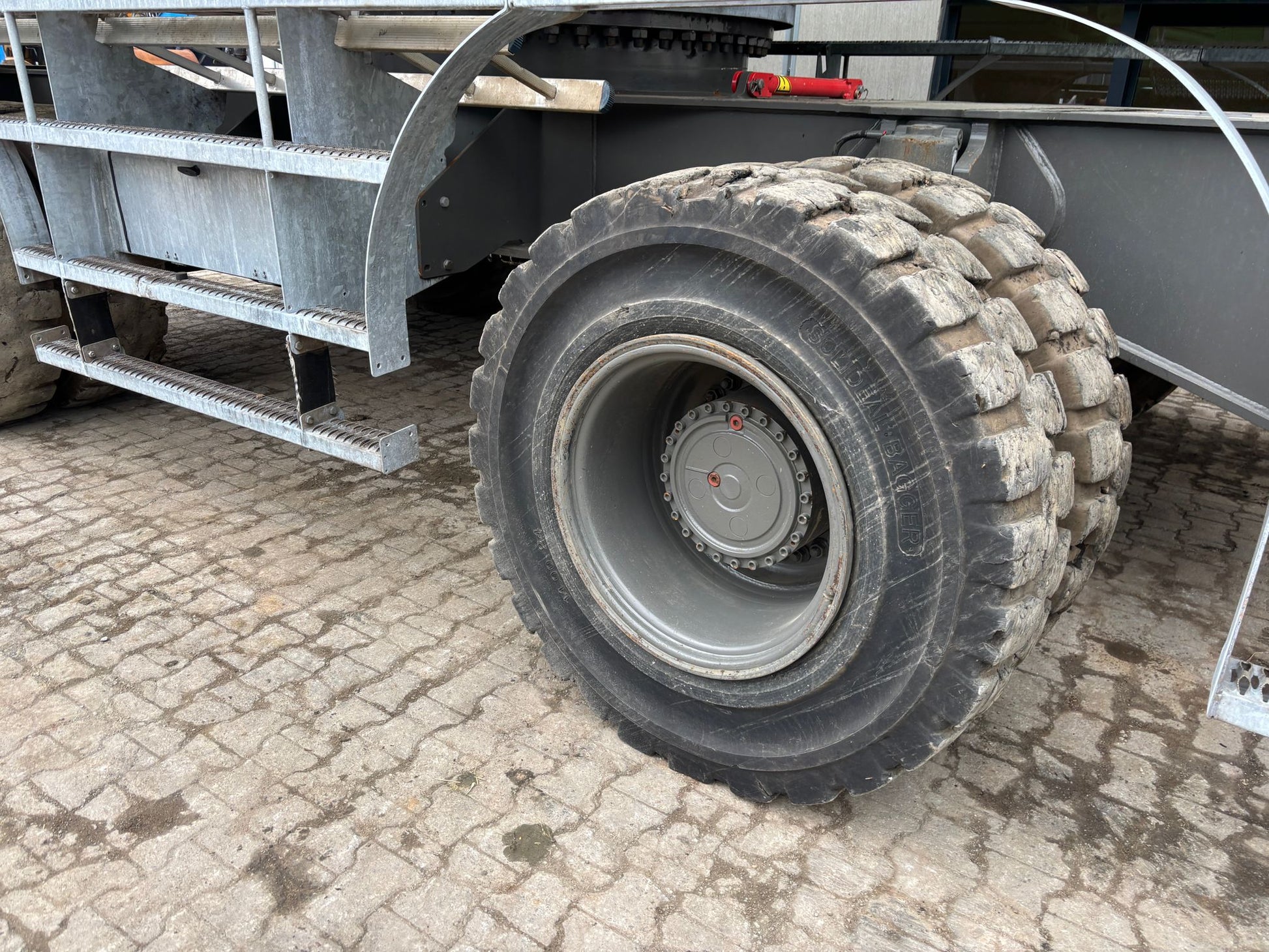 Solid rubber tires for a sennebogen material handling machine 